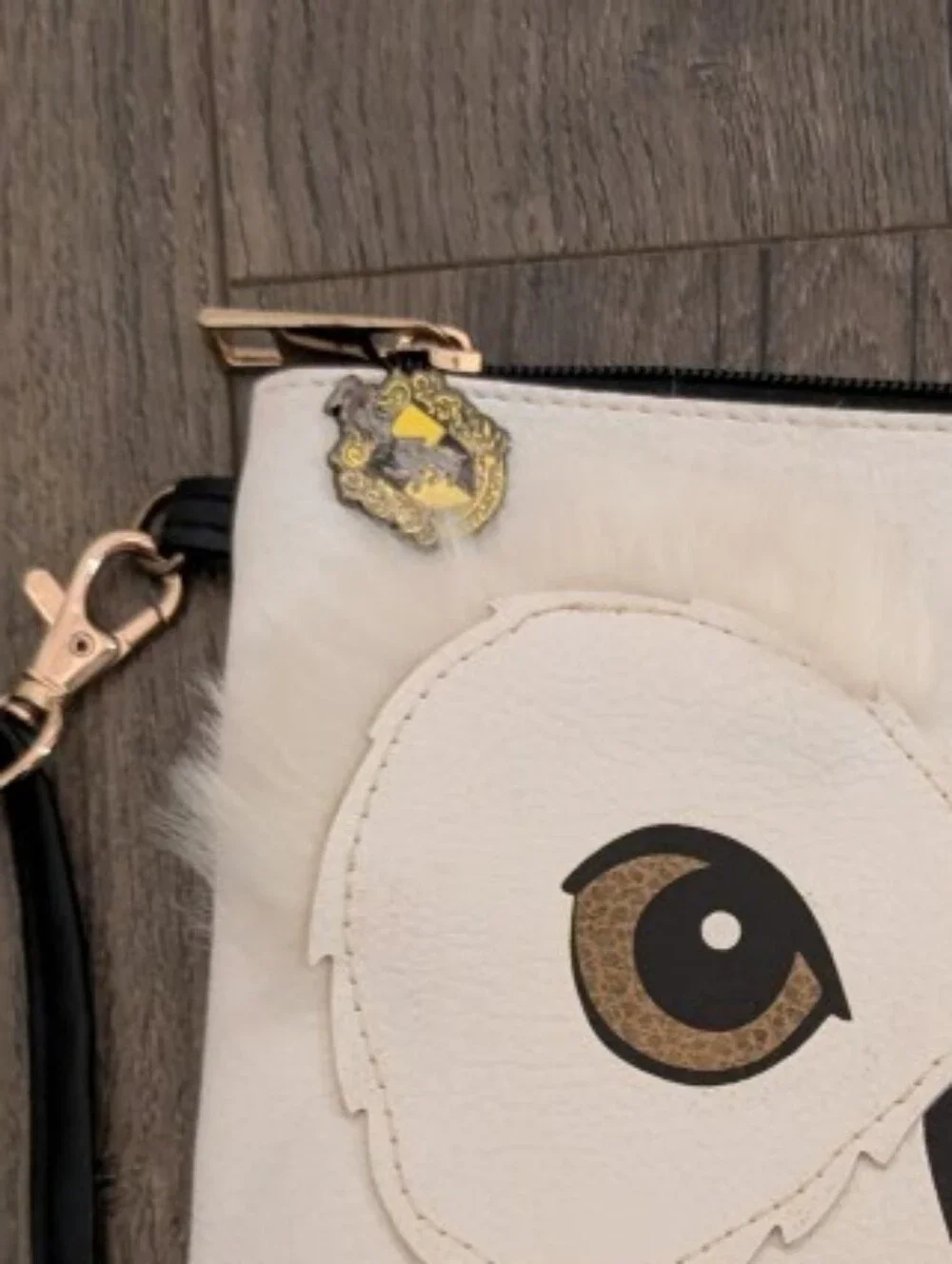3/$30 💜 White Owl Wristlet Pouch with Harry Potter Hufflepuff crest lapel pin